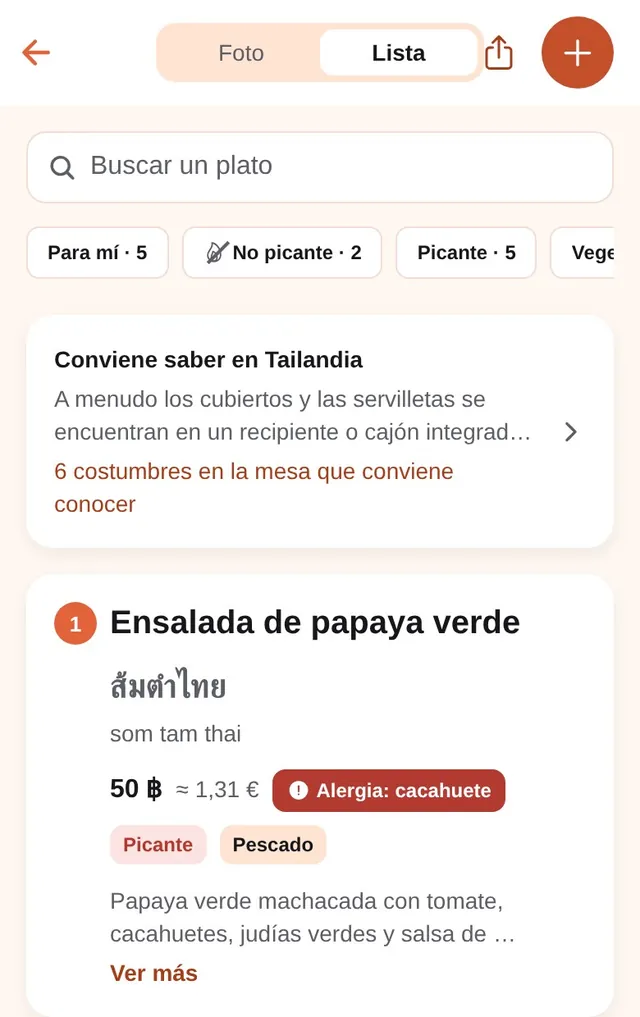 La vista Lista, con el botón Foto | Lista arriba, la búsqueda y los filtros; luego la ensalada de papaya verde (ส้มตำไทย, som tam thai), 50 bahts, unos 1,31 €, etiquetas «Alergia: cacahuete», «Picante», «Pescado»; luego el pad thai con langostinos frescos, «un poco picante».