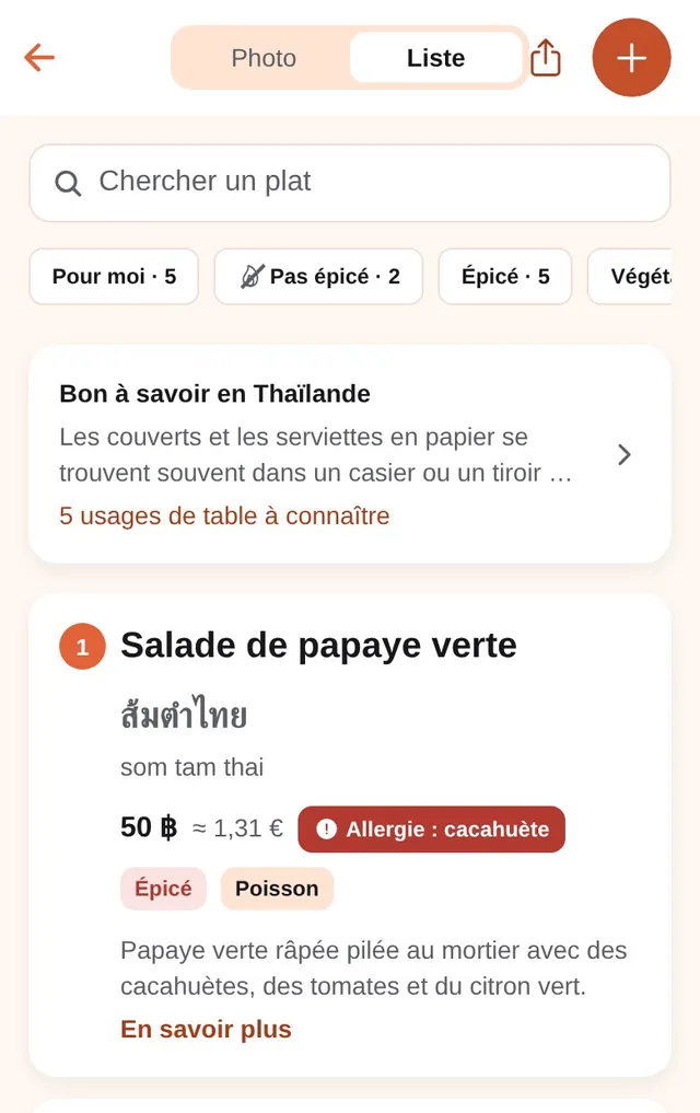 La vue Liste, avec le bouton Photo | Liste en haut, la recherche et les filtres ; puis salade de papaye verte (ส้มตำไทย, som tam thai), 50 bahts, environ 1,31 €, étiquettes « Allergie : cacahuète », « Épicé », « Poisson » ; puis le pad thai aux crevettes fraîches, « un peu épicé ».