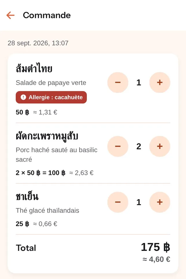 La commande : 1 salade de papaye verte marquée « Allergie : cacahuète », 2 porc haché sauté au basilic sacré, 1 thé glacé thaïlandais, total 175 bahts, environ 4,60 €.